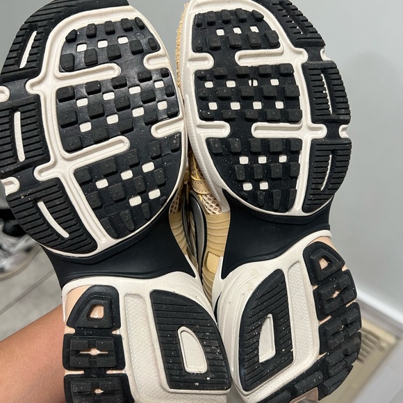 Womens nike V2K running sneaker. - Picture 2 of 4